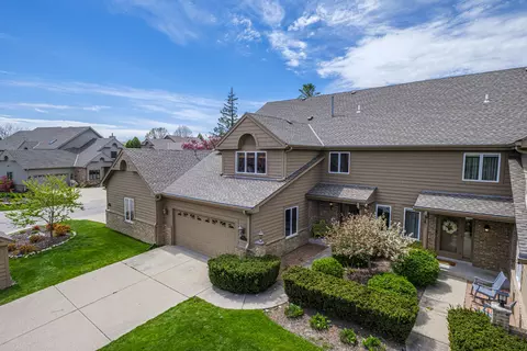 8507 S Country Clb, Franklin, WI 53132