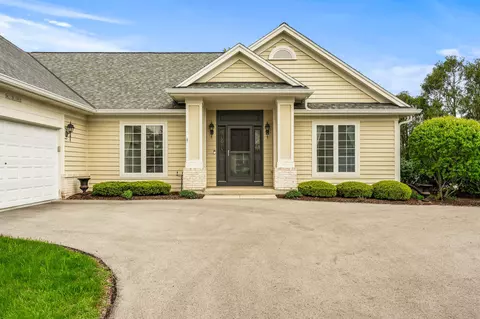 w233n3095 Oakmont #B, Pewaukee, WI 53072