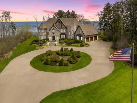 11506 N Shorecliff, Mequon, WI 53092
