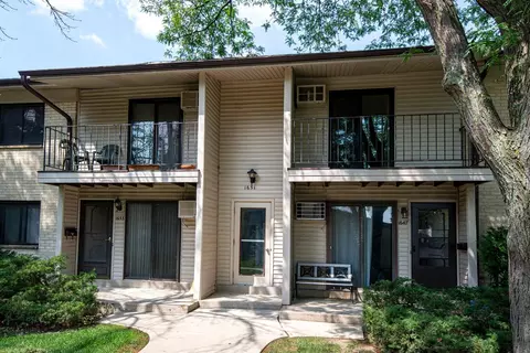 1651 S Coachlight #C, New Berlin, WI 53151
