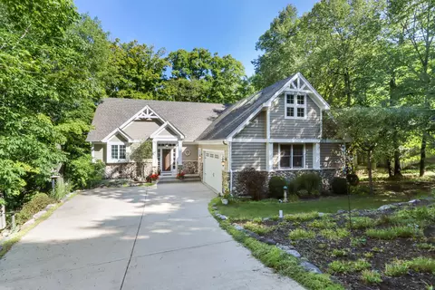 670 Upper Brookwood, Fontana, WI 53125