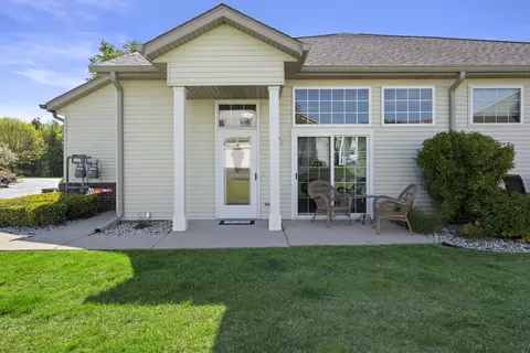 2416 Fox Riv #D, Waukesha, WI 53189
