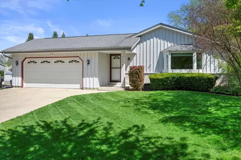 3370 E Woodview, Oak Creek, WI 53154