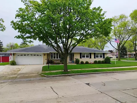 2227 W Clayton Crst, Milwaukee, WI 53221
