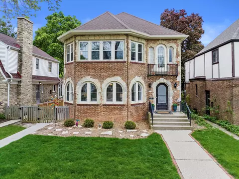 611 E Lake Vw, Whitefish Bay, WI 53217