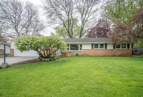 n86w15717 Riverside Blf, Menomonee Falls, WI 53051