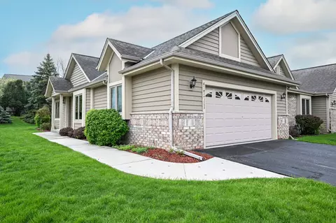 n21w24329 Deer Park #A, Pewaukee, WI 53072