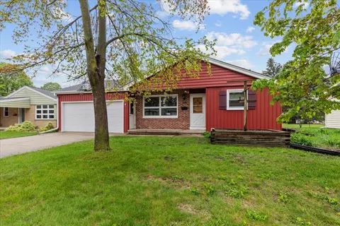817 Meadowbrook, West Bend, WI 53090