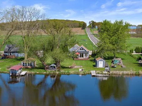 8002 Fox Riv, Waterford, WI 53185