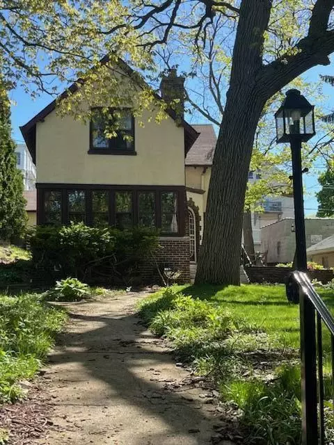 2948 S Lenox, Milwaukee, WI 53207