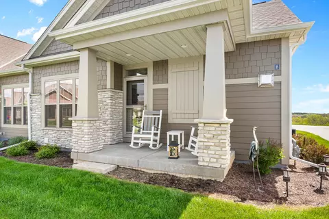 n28w25184 Parkway Rdg #B  7-25, Pewaukee, WI 53072