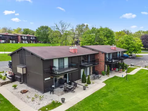 32 Lausanne #32-01, Geneva, WI 53147