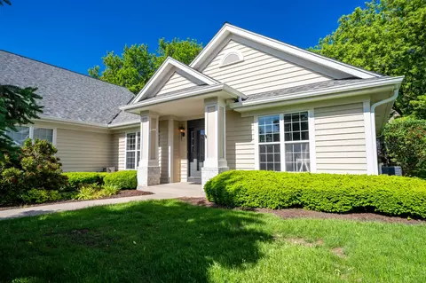 w233n3049 Oakmont #B, Pewaukee, WI 53072