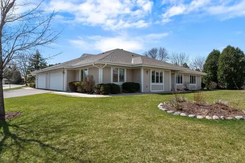 11027 N Mequon Sq, Mequon, WI 53092