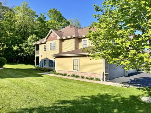 944 Autumn Rdg, Hartford, WI 53027