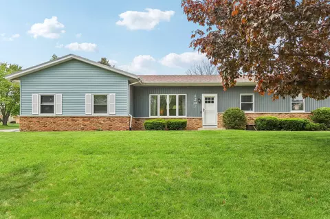 1207 Willow Grv, Pewaukee, WI 53072