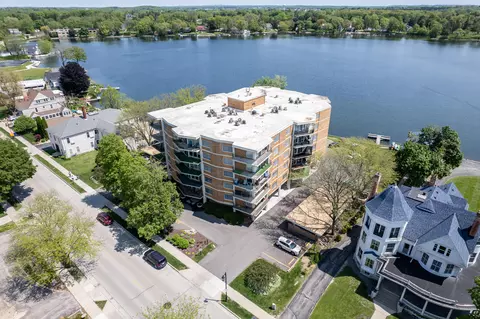 333 N N Lk #301, Oconomowoc, WI 53066