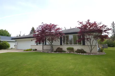 715 E Shepard Hls, Oak Creek, WI 53154