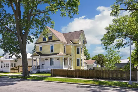 906 Adams, La Crosse, WI 54601