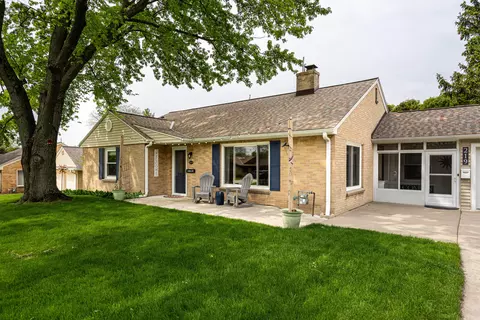 219 E Alta Loma, Thiensville, WI 53092
