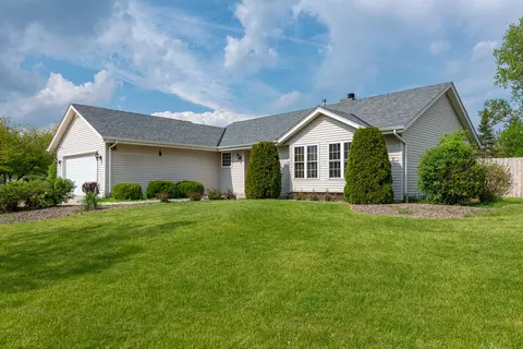 8630 S Stone Crk, Oak Creek, WI 53154