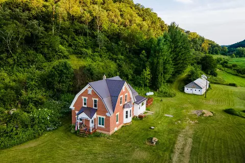 6666 Sand Hl, Pulaski, WI 53506