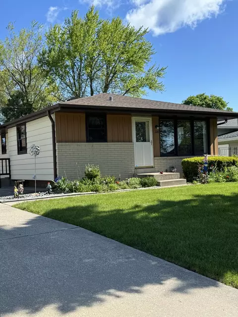 2116 Crown Pt, Racine, WI 53402