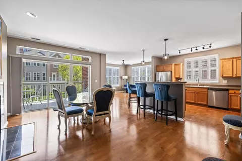 3872 S S Lk #204, Saint Francis, WI 53235