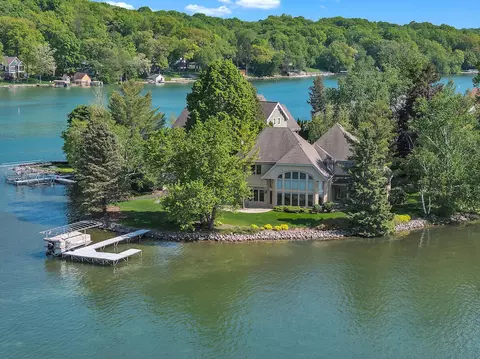 5535 Peninsula, West Bend, WI 53095