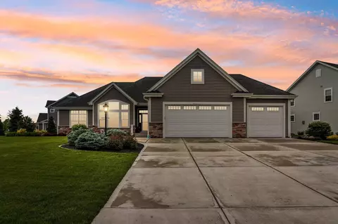 w220n4731 Woodleaf, Pewaukee, WI 53072