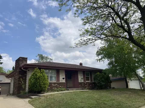 901 Briar Hl, Waukesha, WI 53188