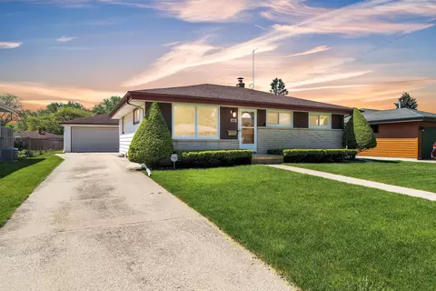 2733 Rosalind, Racine, WI 53403