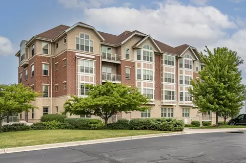 4110 S S Lk #241, Saint Francis, WI 53235