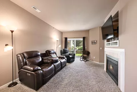 9399 S Cobblestone #D, Franklin, WI 53132