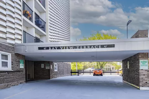 2525 S S Shr #14C, Milwaukee, WI 53207