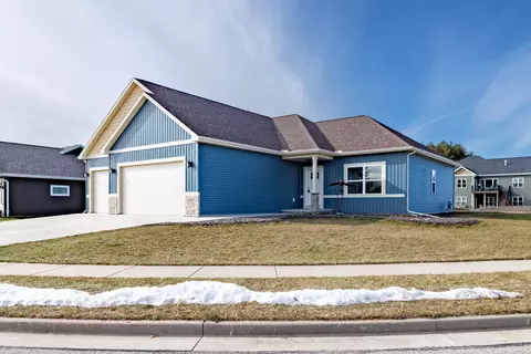 927 Pine Rdg, Brownsville, WI 53006