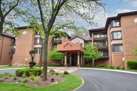 1600 W Green Tree #122, Glendale, WI 53209