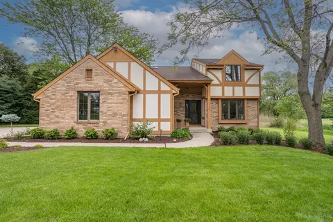 5248 Robinwood, Hales Corners, WI 53130