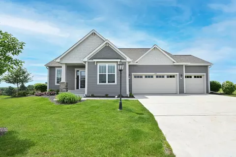 1398 Overlook #E, Hartland, WI 53029