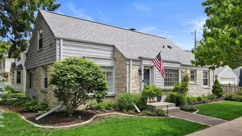 8528 W Meinecke, Wauwatosa, WI 53226