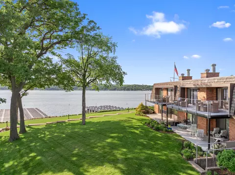 1070 S Lake Shr #1 B2, Lake Geneva, WI 53147