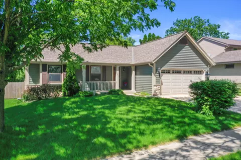 1280 River Pl, Waukesha, WI 53189