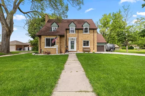 114 Oakland, Mukwonago, WI 53149