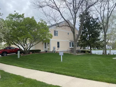 7800 W Tuckaway Shrs, Franklin, WI 53132