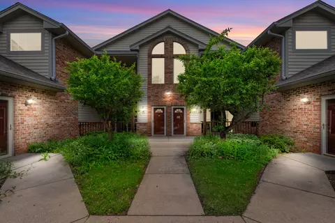 624 Hillcrest #F, Saukville, WI 53080