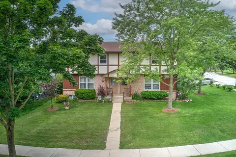 395 Park Hl, Pewaukee, WI 53072