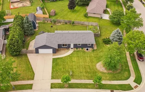 201 Sunnyhill, Oconomowoc, WI 53066