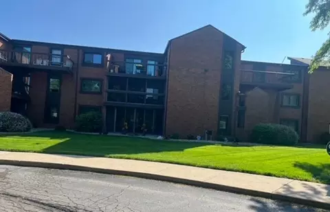 6100 W Stonehedge #301, Greenfield, WI 53220