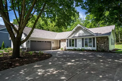 w276n2585 Wildflower, Pewaukee, WI 53072