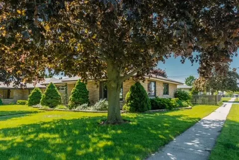 319 W W Ctr, Cedar Grove, WI 53013